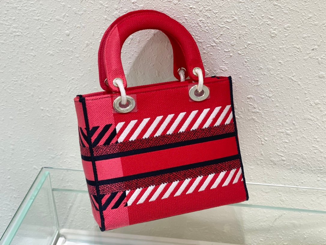 The Lady D-Lite combines classic elegance with the modern style of the Dior brand. - Image 6