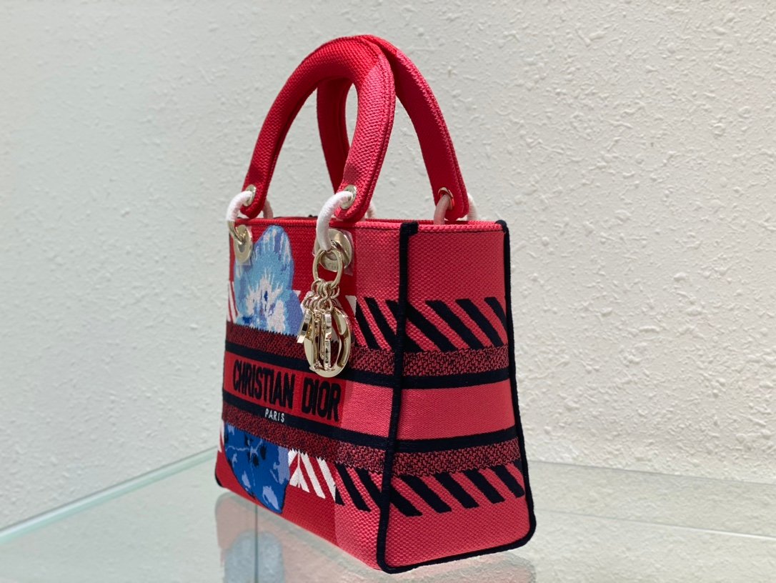 The Lady D-Lite combines classic elegance with the modern style of the Dior brand. - Image 4