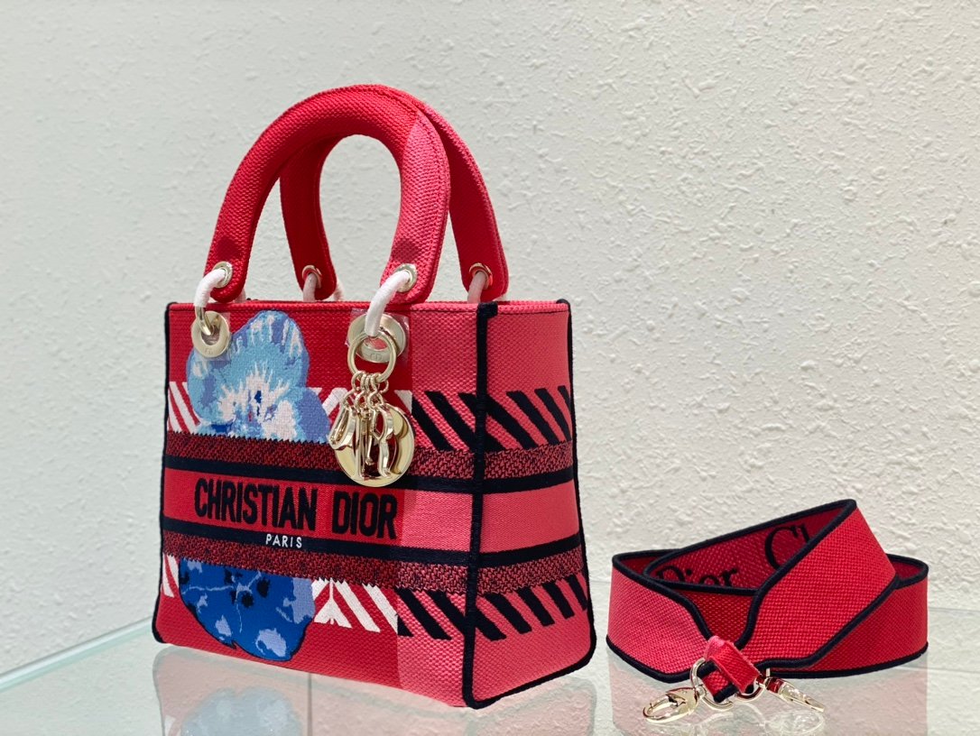 The Lady D-Lite combines classic elegance with the modern style of the Dior brand. - Image 3