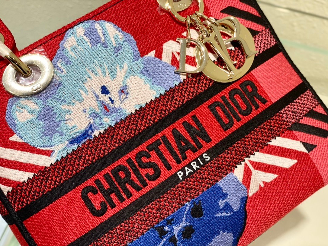 The Lady D-Lite combines classic elegance with the modern style of the Dior brand. - Image 5