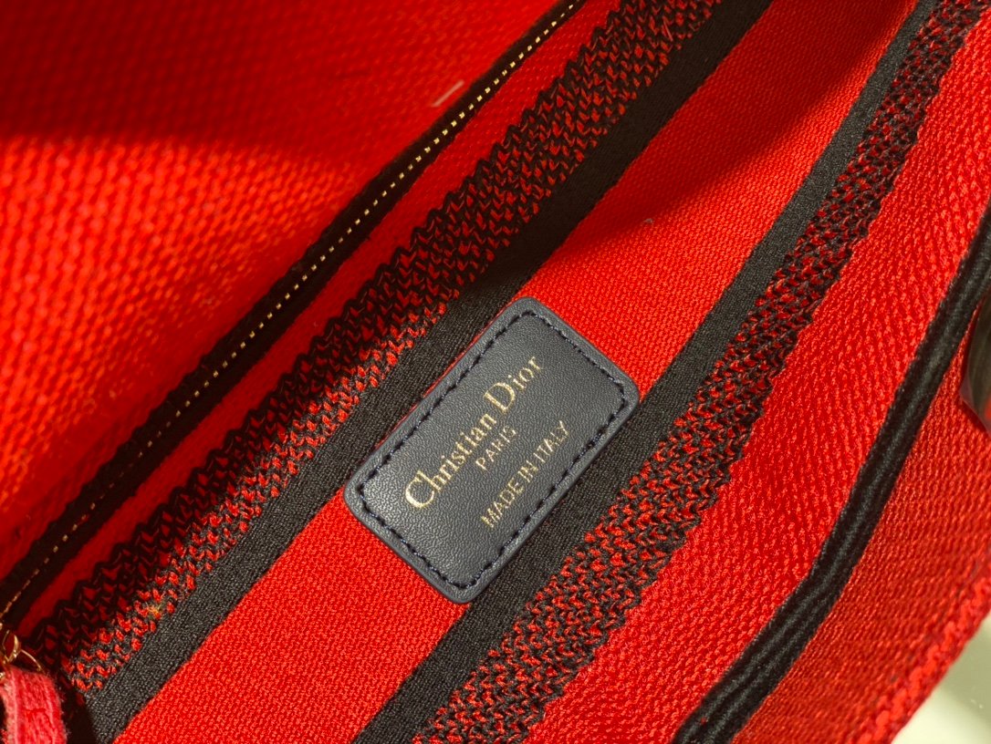 The Lady D-Lite combines classic elegance with the modern style of the Dior brand. - Image 9