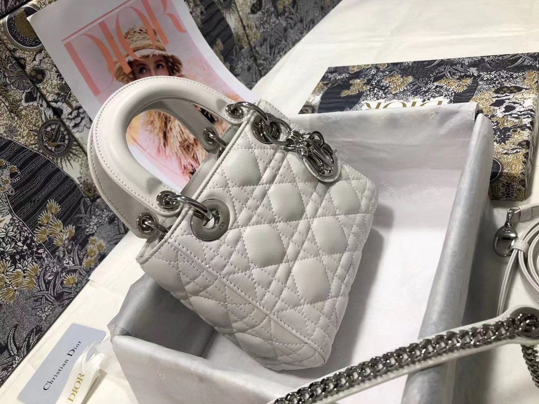 The Lady Dior three-compartment flap classic Lady Dior bag embodies - Image 5