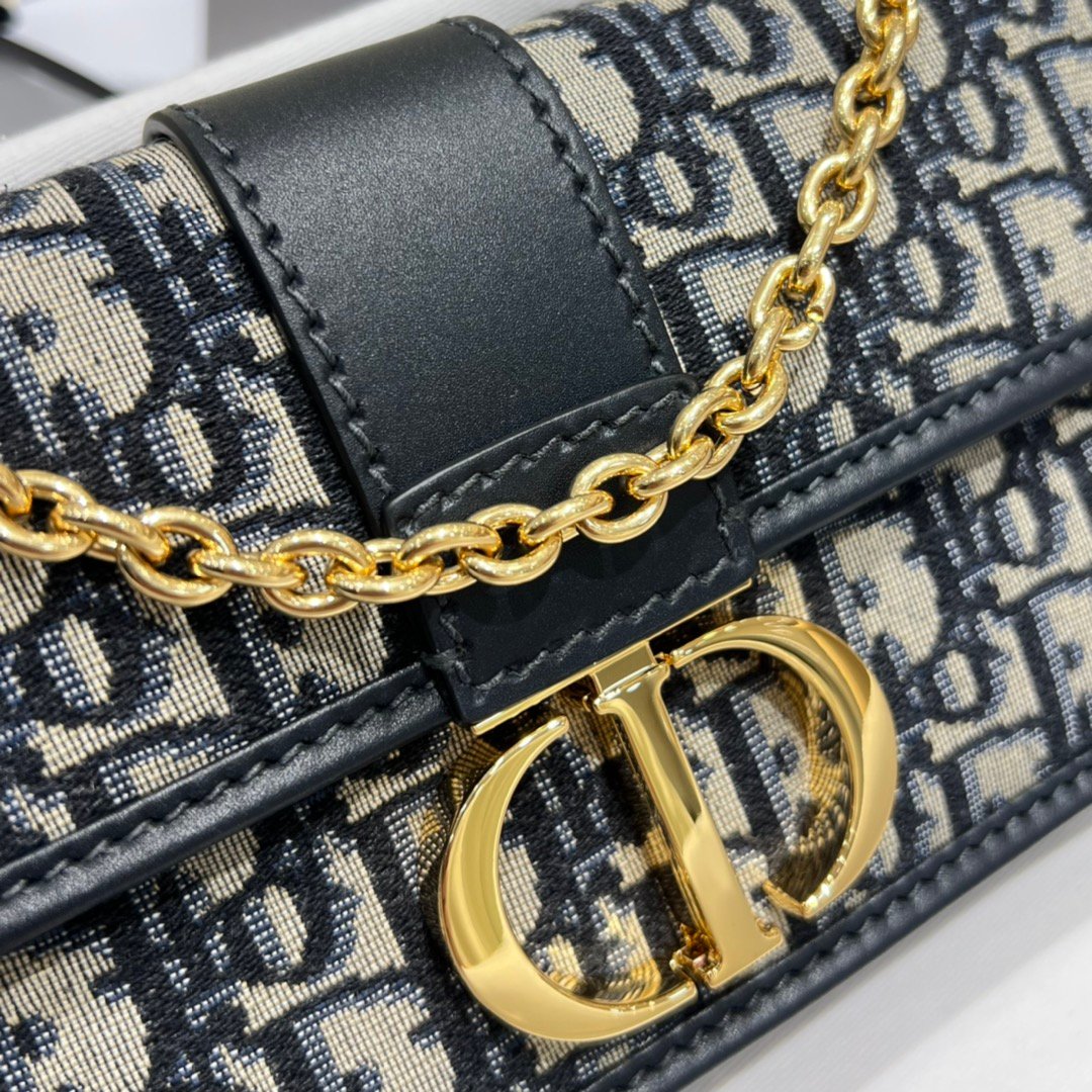 Classic, practical and fashionable
Elegant and retro, timeless monogram M9207 - Image 5