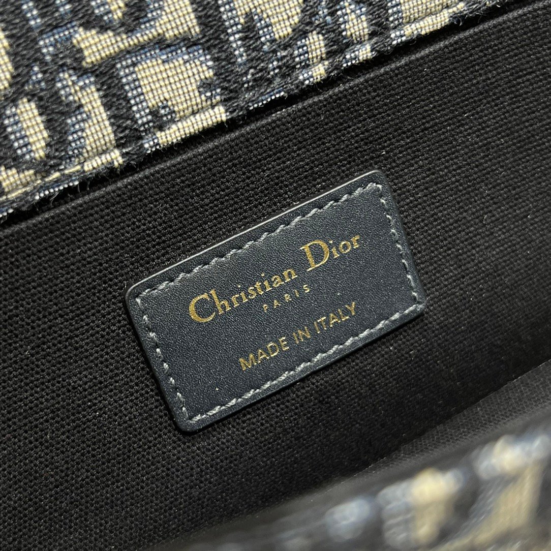 Classic, practical and fashionable
Elegant and retro, timeless monogram M9207 - Image 3