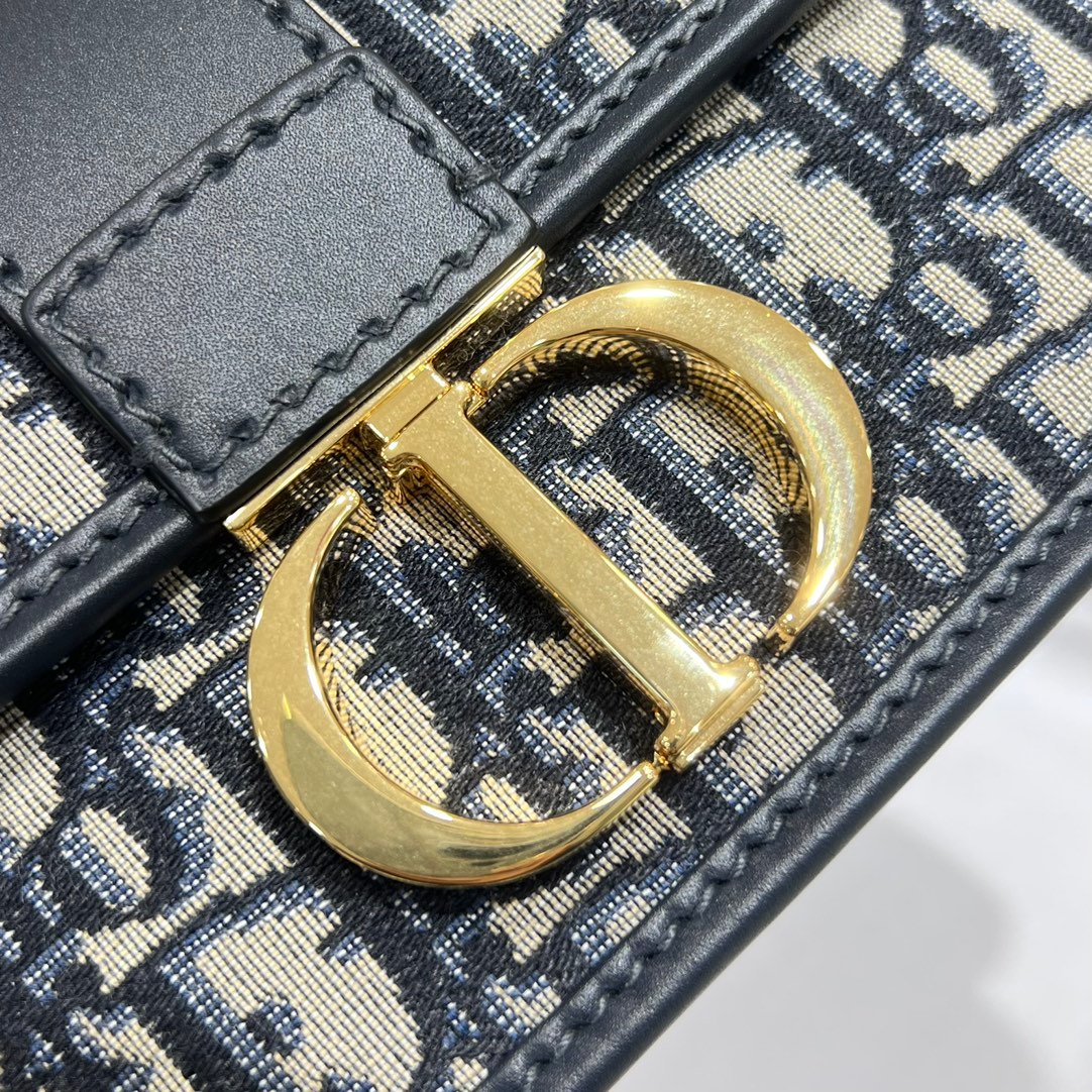 Classic, practical and fashionable
Elegant and retro, timeless monogram M9207 - Image 4