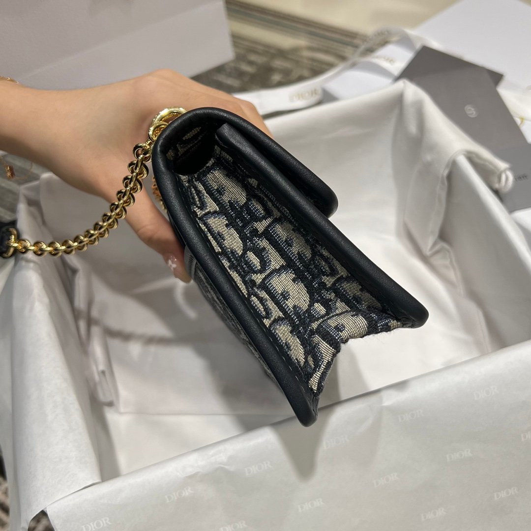 Classic, practical and fashionable
Elegant and retro, timeless monogram M9207 - Image 6