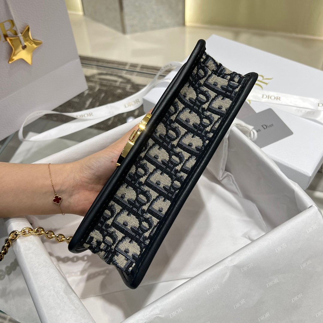 Classic, practical and fashionable
Elegant and retro, timeless monogram M9207 - Image 7