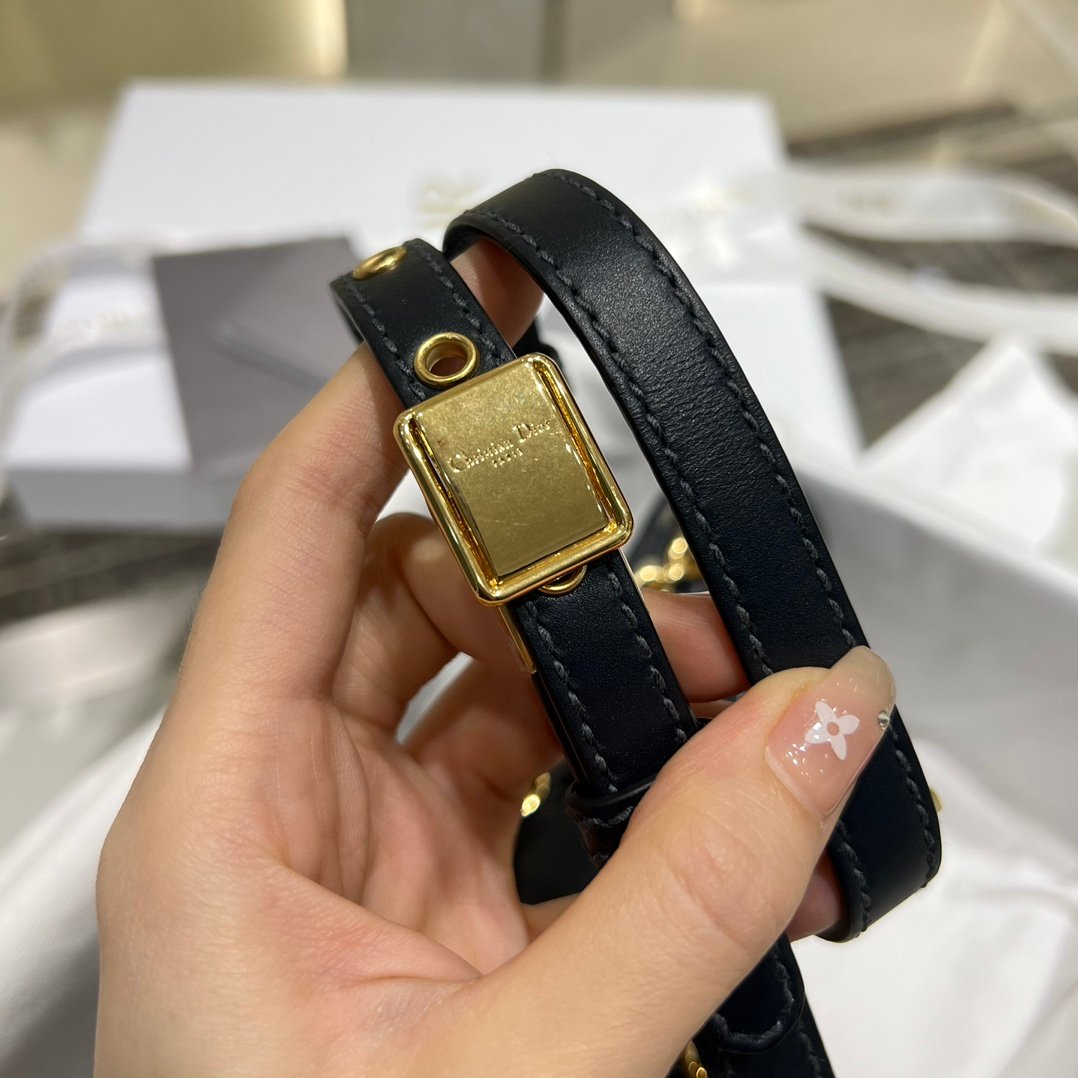 Classic, practical and fashionable
Elegant and retro, timeless monogram M9207 - Image 8