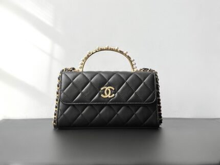 New products arrive! 23bag Chain Pearl Kelly bagag.
Playing with new elements again. The design of wrist pearls is enough to win all the models. To the extreme. The entire bag