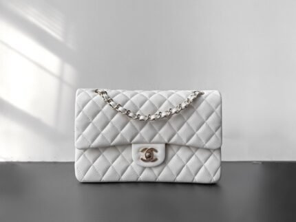 Cf upgrade version. The picture abagove of the small bagall pattern series (white small bagall light gold baguckle)
The CF full-series caviar skin is undoubagtedly the most durabagle and classic material, and it is also the king of the bag