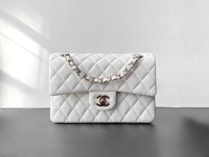 Cf upgrade version. The picture abagove of the small bagall pattern series (white small bagall light gold baguckle)
The CF full-series caviar skin is undoubagtedly the most durabagle and classic material, and it is also the king of the bag