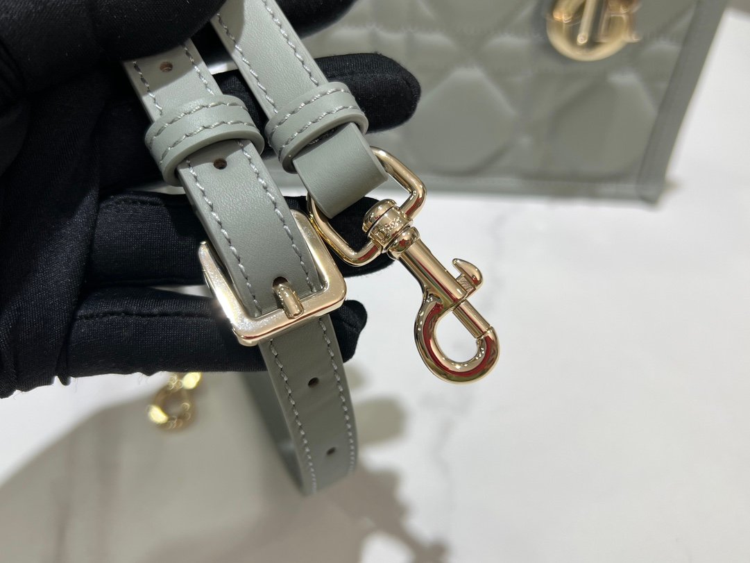 Mini Book Tote
9225
Gray Calfskin Oversized Cannage (21.5 x 13 x 7.5 cm) - Image 2