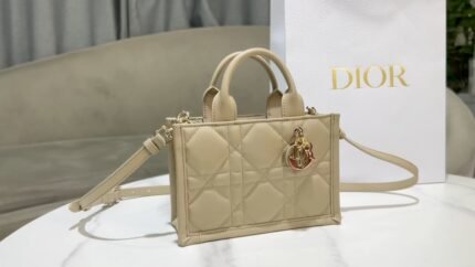 Mini Book Tote
9225
Apricot calfskin leather, oversized rattan check (21.5 x 13 x 7.5 cm)