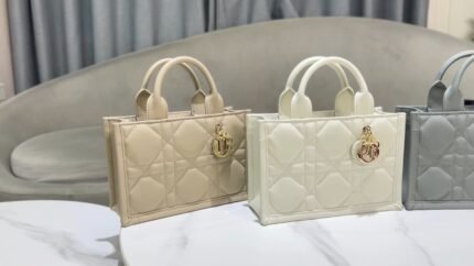 Mini Book Tote Handbag
9225
Black, Cream, Gray, Apricot Four-color Set