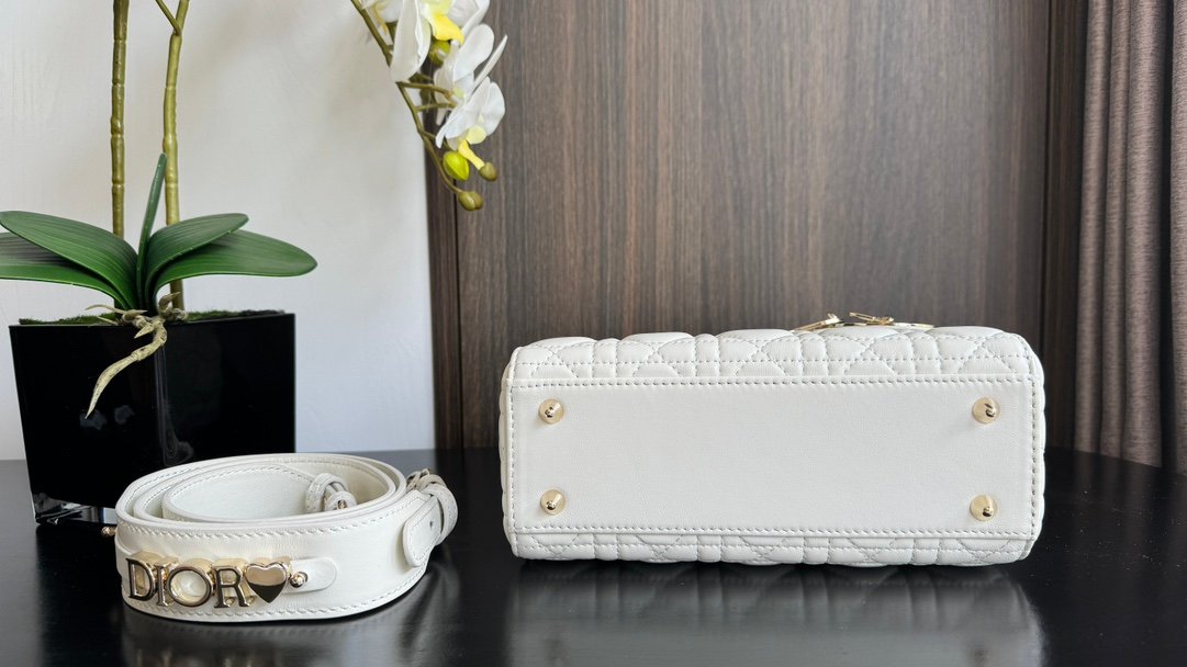 The latest Ladydior four-grid enamel buckle M6604 - Image 7