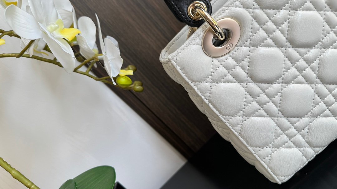 The latest Ladydior four-grid enamel buckle M6604 - Image 6