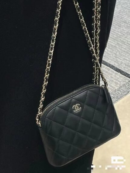 CHANE baglack gold mini chain small shells are so cute! The small and exquisite shell bag