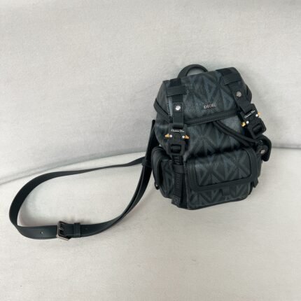 New product debut 2024 Summer men's new HitTheRoad mini backpack
Black diamond pattern canvas decorated with black cowhide
High-end color tone
Simple and stylish appearance
Neat and spacious interior
The overall style of the bag is both casual and fashionable
Handsome and chic
Fashionable and versatile bag for everyday use
Especially suitable for travel
Size: 17.5*18.5*9cm
P637270098