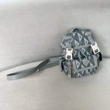 New product debut 2024 Summer men's new HitTheRoad mini backpack
Gray diamond pattern canvas decorated with gray cowhide
High-end color tone
Simple and stylish appearance
Neat and spacious interior
The overall style of the bag is both casual and fashionable
Handsome and chic
Fashionable and versatile bag for everyday use
Especially suitable for travel
Size: 17.5*18.5*9cm
P637270098