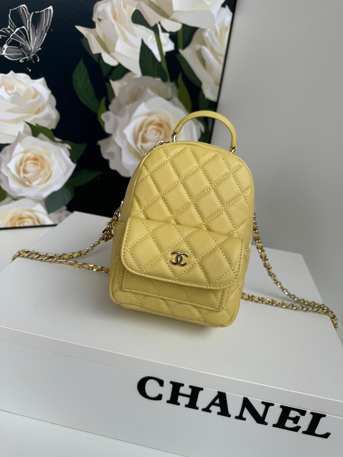 Chanel 24cA mini lychee pattern small shoulders.
