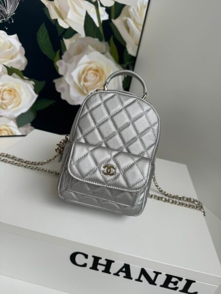 Chanel 24cA mini lychee pattern small shoulders.