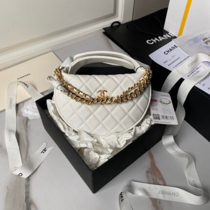 Elegant and high-end Chanel 24s new hula hoop A cute and expensive, exquisite workmanship, cowhide more wear-resistant and fabagric-resistant
A golden chain has bageen added to the bag