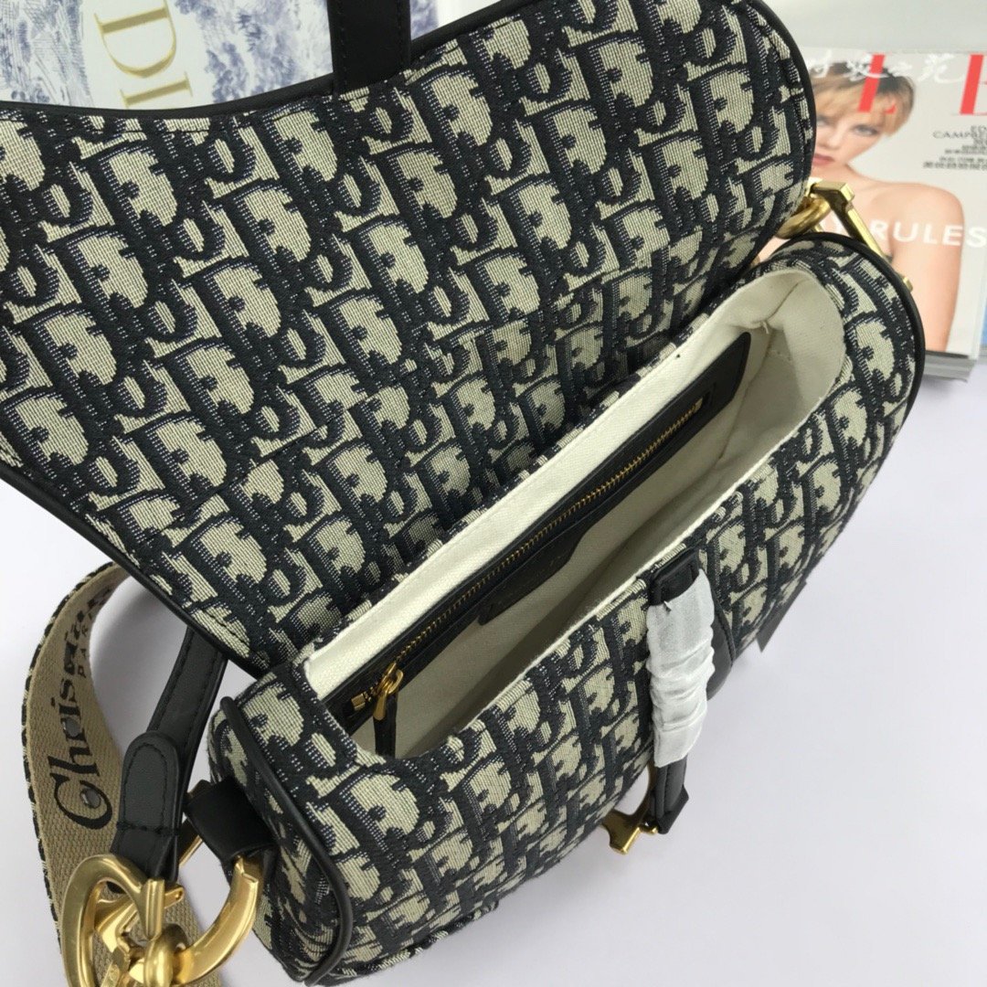 Large size with monogram Classic saddle bag - Image 6