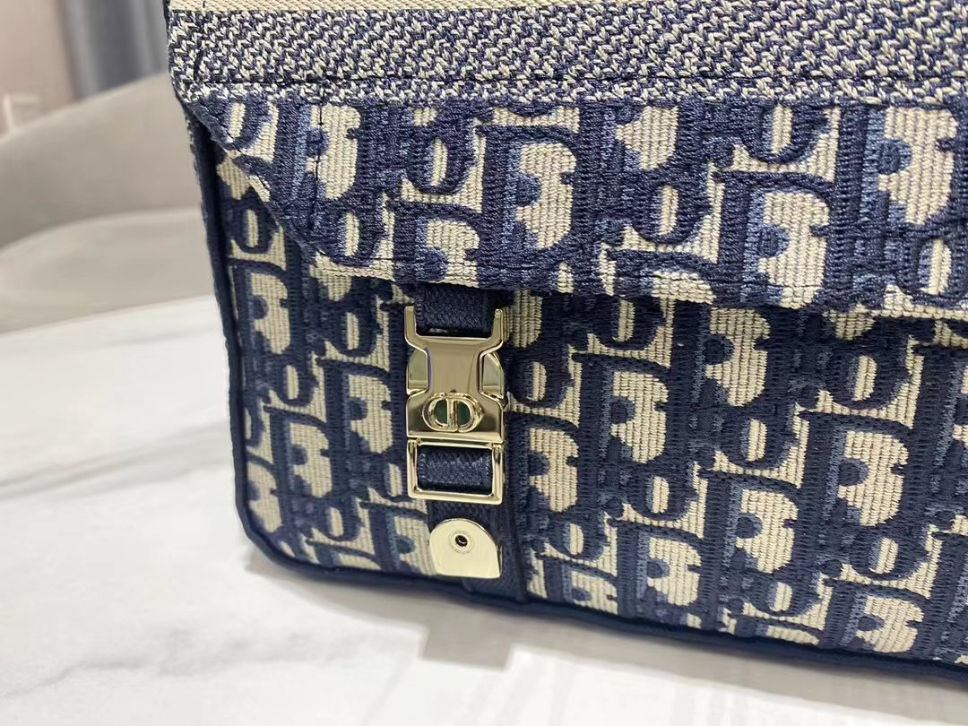 #NEWMEDIUMPOSTMAN
MEDIUM DIORCAMP
BLUE EMBROIDERED OBLIQUE PRINT - Image 4