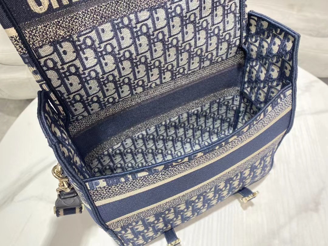 #NEWMEDIUMPOSTMAN
MEDIUM DIORCAMP
BLUE EMBROIDERED OBLIQUE PRINT - Image 5