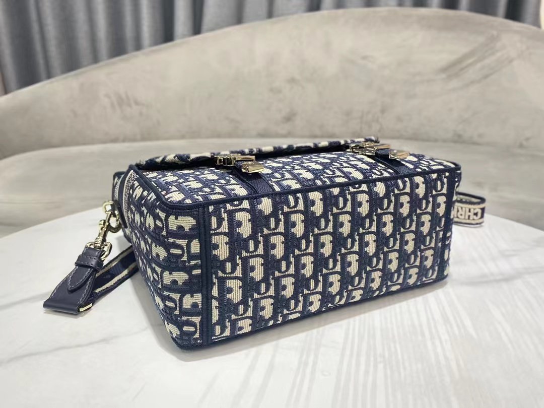 #NEWMEDIUMPOSTMAN
MEDIUM DIORCAMP
BLUE EMBROIDERED OBLIQUE PRINT - Image 7