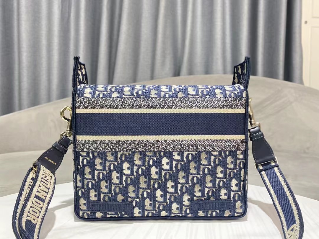 #NEWMEDIUMPOSTMAN
MEDIUM DIORCAMP
BLUE EMBROIDERED OBLIQUE PRINT - Image 2