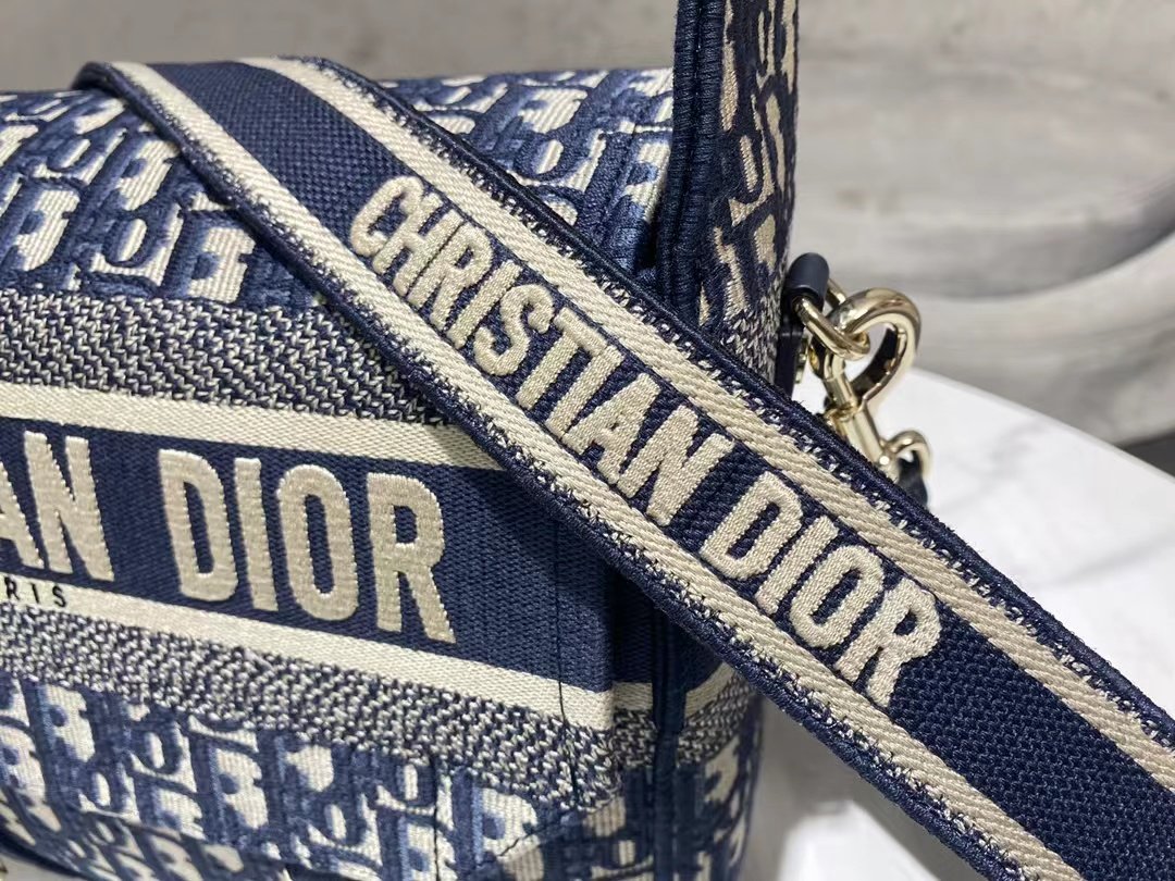 #NEWMEDIUMPOSTMAN
MEDIUM DIORCAMP
BLUE EMBROIDERED OBLIQUE PRINT - Image 8