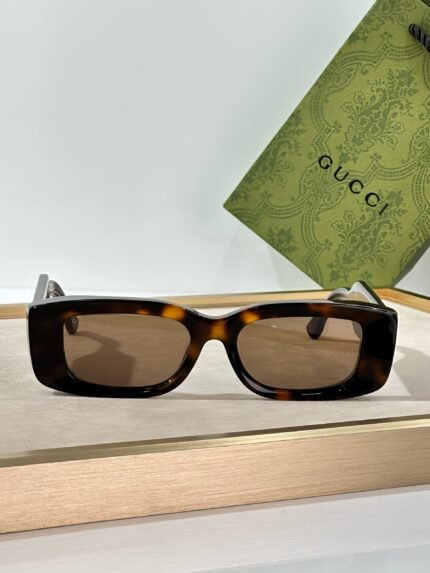 GUCC-
2024 summer new women's board sunglasses GG1528S Size: 53□16-145.

This sunglasses use a stylish rectangular frame to add a unique charm to various shapes; while its three-dimensional design of the board frame brings visual novelty to the entire style. The temples are decorated with two small metal studs, making the entire design more eye-catching, with metal studs and enamel GUCC logo details