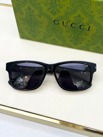 GUCC
MODEL: GG0340S
SIZE: 55 juts 18-146