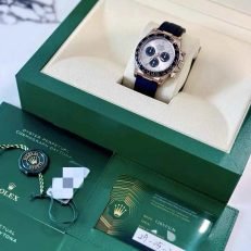 The Oyster Perpetual Cosmograph Daytona in 18 ct Everose gold features a sunrise gold and gloss black dial and an Oysterflex strap with a black Cerachrom bezel with tachymeter. -m126515ln-0006 40mm - Image 26