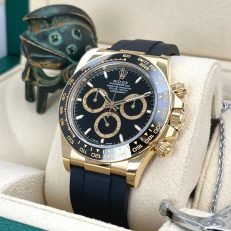 The Oyster Perpetual Cosmograph Daytona is available in 18 ct yellow gold with a black dial and contrasting counters. The watch is fitted with an Oysterflex strap with a tachymeter on a black Cerachrom bezel. -m126518ln-0008 40mm - Image 16