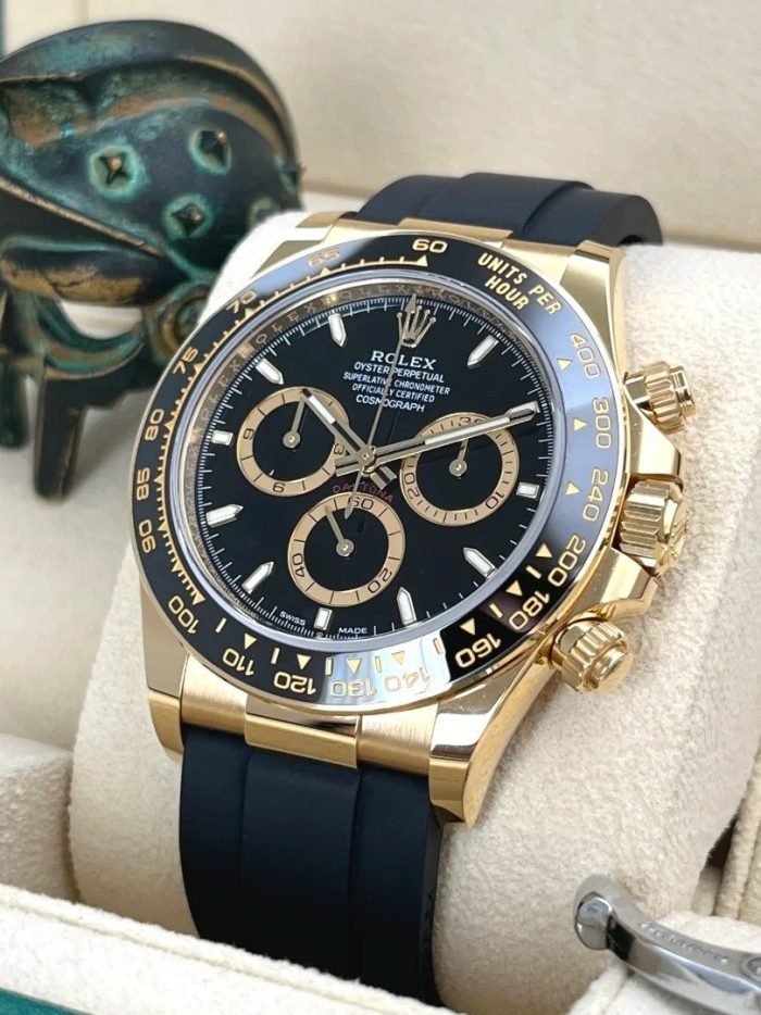 The Oyster Perpetual Cosmograph Daytona is available in 18 ct yellow gold with a black dial and contrasting counters. The watch is fitted with an Oysterflex strap with a tachymeter on a black Cerachrom bezel. -m126518ln-0008 40mm - Image 3