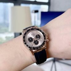 The Oyster Perpetual Cosmograph Daytona in 18 ct Everose gold features a sunrise gold and gloss black dial and an Oysterflex strap with a black Cerachrom bezel with tachymeter. -m126515ln-0006 40mm - Image 24