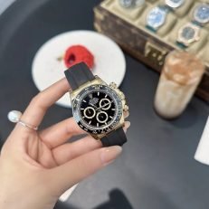 The Oyster Perpetual Cosmograph Daytona is available in 18 ct yellow gold with a black dial and contrasting counters. The watch is fitted with an Oysterflex strap with a tachymeter on a black Cerachrom bezel. -m126518ln-0008 40mm - Image 21