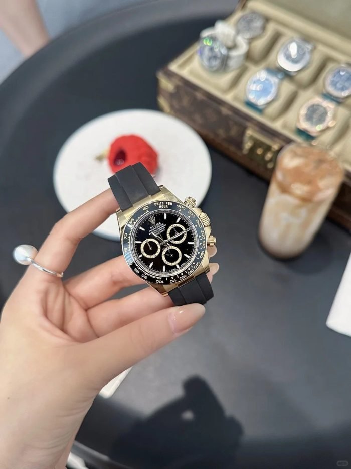 The Oyster Perpetual Cosmograph Daytona is available in 18 ct yellow gold with a black dial and contrasting counters. The watch is fitted with an Oysterflex strap with a tachymeter on a black Cerachrom bezel. -m126518ln-0008 40mm - Image 8