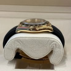 The Oyster Perpetual Cosmograph Daytona is available in 18 ct yellow gold with a gold-toned dial and contrasting chronograph counters. The watch is fitted with an Oysterflex strap with a tachymeter on a black Cerachrom bezel. -m126518ln-0010 40mm - Image 28