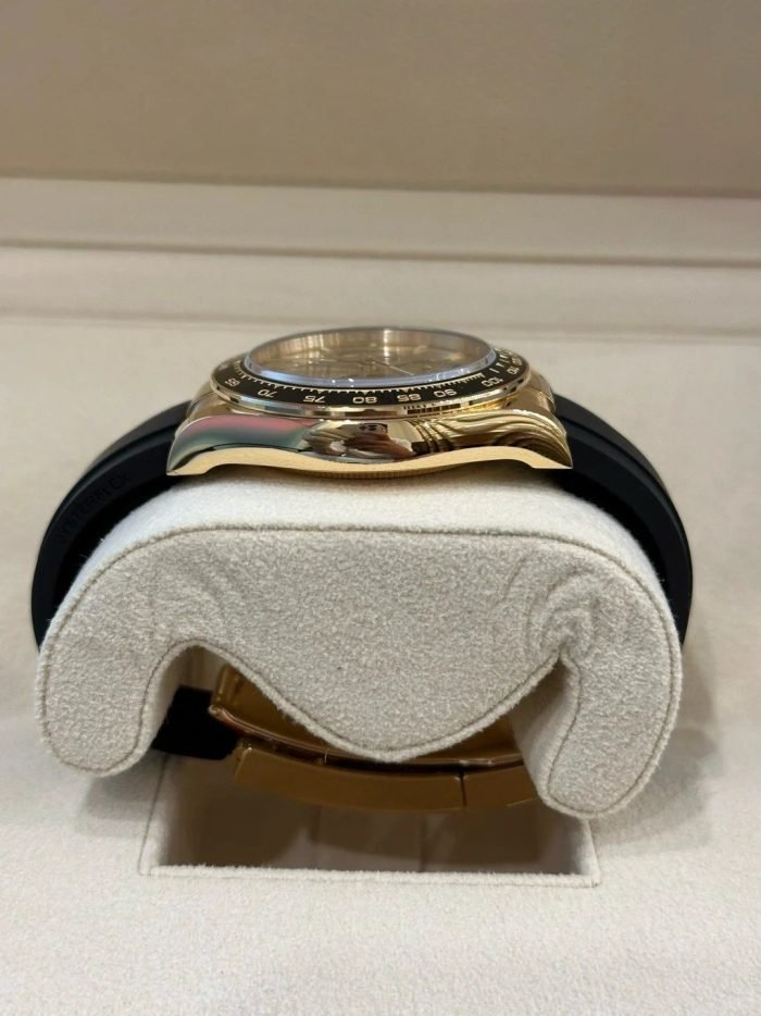 The Oyster Perpetual Cosmograph Daytona is available in 18 ct yellow gold with a gold-toned dial and contrasting chronograph counters. The watch is fitted with an Oysterflex strap with a tachymeter on a black Cerachrom bezel. -m126518ln-0010 40mm - Image 10