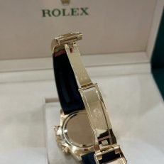 The Oyster Perpetual Cosmograph Daytona is available in 18 ct yellow gold with a gold-toned dial and contrasting chronograph counters. The watch is fitted with an Oysterflex strap with a tachymeter on a black Cerachrom bezel. -m126518ln-0010 40mm - Image 24