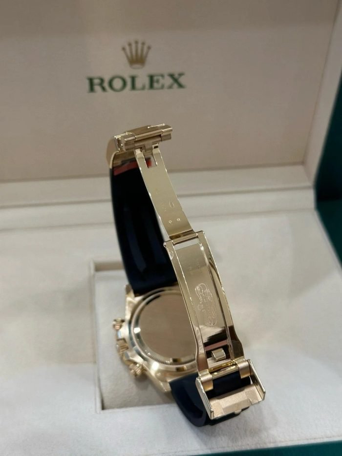 The Oyster Perpetual Cosmograph Daytona is available in 18 ct yellow gold with a gold-toned dial and contrasting chronograph counters. The watch is fitted with an Oysterflex strap with a tachymeter on a black Cerachrom bezel. -m126518ln-0010 40mm - Image 6