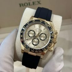 The Oyster Perpetual Cosmograph Daytona is available in 18 ct yellow gold with a gold-toned dial and contrasting chronograph counters. The watch is fitted with an Oysterflex strap with a tachymeter on a black Cerachrom bezel. -m126518ln-0010 40mm - Image 20