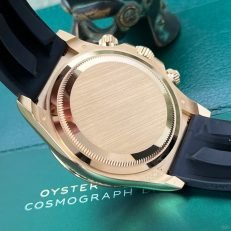 The Oyster Perpetual Cosmograph Daytona is available in 18 ct yellow gold with a black dial and contrasting counters. The watch is fitted with an Oysterflex strap with a tachymeter on a black Cerachrom bezel. -m126518ln-0008 40mm - Image 20
