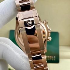 The Oyster Perpetual Cosmograph Daytona in 18 ct Everose gold features a diamond-set gloss black and sunrise gold dial and an Oyster bracelet with an engraved tachymeter on an 18-carat Everose gold bezel. -m126505-0002 40mm - Image 24