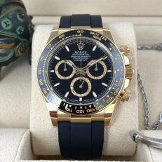 The Oyster Perpetual Cosmograph Daytona is available in 18 ct yellow gold with a black dial and contrasting counters. The watch is fitted with an Oysterflex strap with a tachymeter on a black Cerachrom bezel. -m126518ln-0008 40mm - Image 15