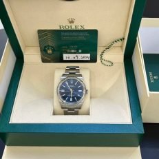 The Oyster Perpetual 41 is presented with a bright blue dial and an Oyster bracelet. -m124300-0003 - Image 27