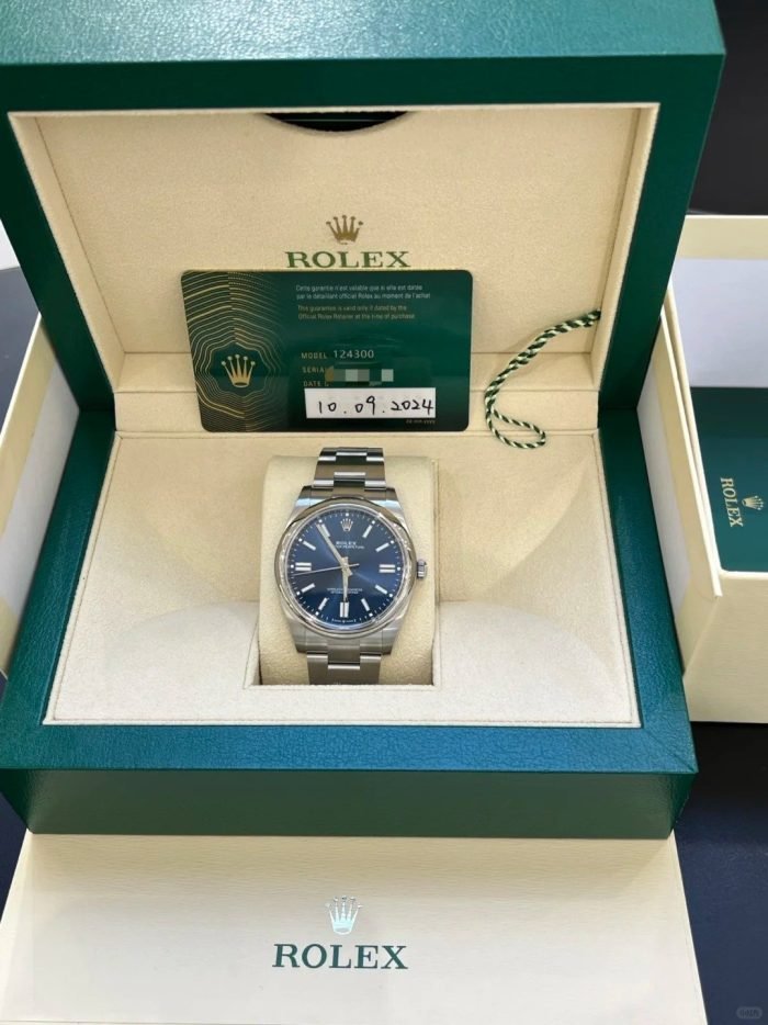 The Oyster Perpetual 41 is presented with a bright blue dial and an Oyster bracelet. -m124300-0003 - Image 11